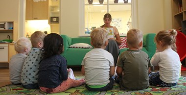 Binnen, luisteren naar fantasie-verhalen